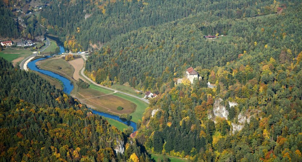 Abb. 2: Die Burg Rabeneck, die in Adlerhorstlage auf einem Dolomitfelsen über dem Wiesenttal thront, verkörpert den Typ der befestigten Burg des Mittelalters.