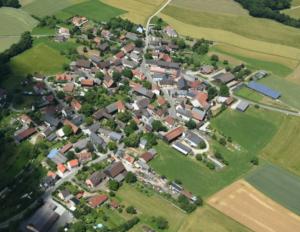 Abb. 4: Großenhül (Landkreis Kulmbach): Der hohe Anteil von fotovoltaikbestückten Dächern ist auf dem Luftbild besonders gut zu erkennen.