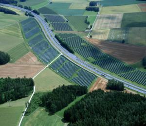Abb. 5: Flächenhafte Fotovoltaikanlage entlang der Autobahn A 70 bei Stadelhofen