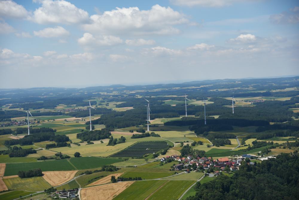 Abb. 3: Windpark Seubersdorf im Nordosten der Fränkischen Schweiz: Im Vordergrund liegt der Ort Zultenberg