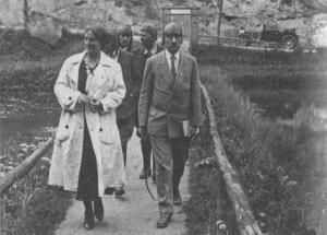 Abb. 1: Hitler mit Winifred Wagner, der Witwe von Siegfried Wagner, beim Besuch der Teufelshöhle am 3. Mai 1931.