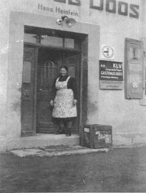 Abb. 20: Am Eingang zur Gaststätte Heinlein in Doos weist ein Schild darauf hin, dass sich hier eines der zahlreichen KLV-Lager vom Ende des Zweiten Weltkrieges befand: KLV Jungmädchenlager GASTHAUS DOOS Entsendegau Hamburg.