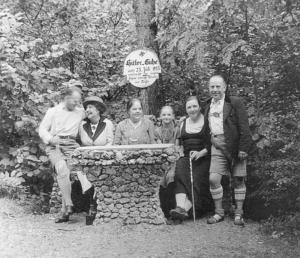 Abb. 3: Touristen vor der Hitler-Eiche in Muggendorf: Anlässlich seines Besuchs in Muggendorf am 23. Juli 1933 wurde die Eiche umbenannt.