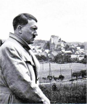 Abb. 4: Hitler in der Fränkischen Schweiz am 6. Juni 1931. Im Hintergrund erkennbar ist die Burg Hiltpoltstein.