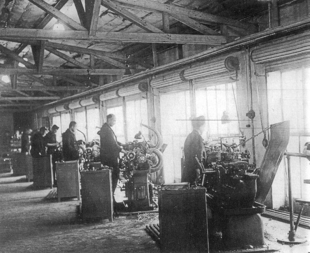 Abb. 11: Zwangsarbeiter im Metallwerk Creußen, die an Revolverdrehbänken für die Rüstungsindustrie arbeiten mussten.