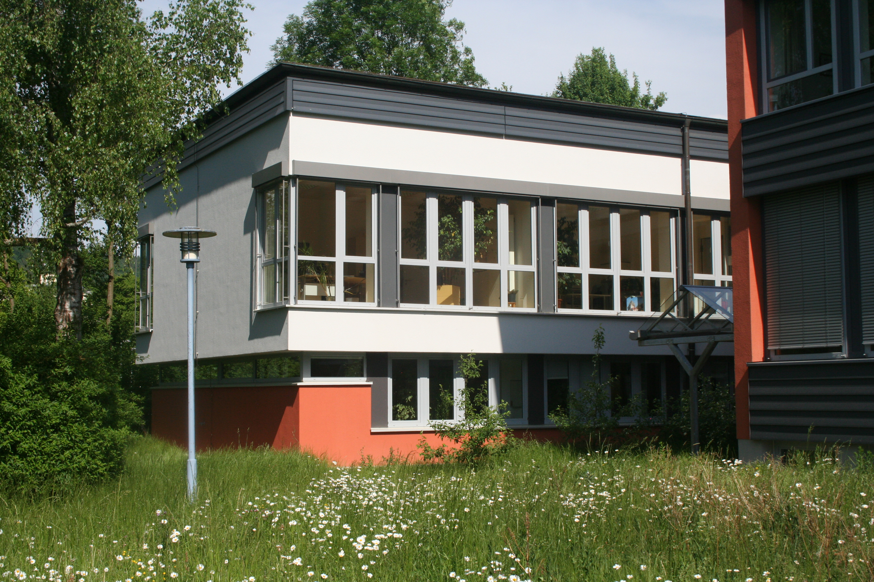 Abb. 4: Das Gebäude, in dem die Tourismuszentrale Fränkische Schweiz untergebracht ist, ist der hier abgebildete ehemalige Sitzungssaal des Landratsamtes Ebermannstadt.