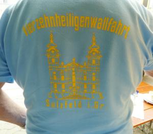Abb. 12: Die Ordner und Helfer einer Wallfahrtsgruppe tragen mitunter sehr originelle „Uniformen“: hier ein T-Shirt mit dem Aufdruck des Events.
