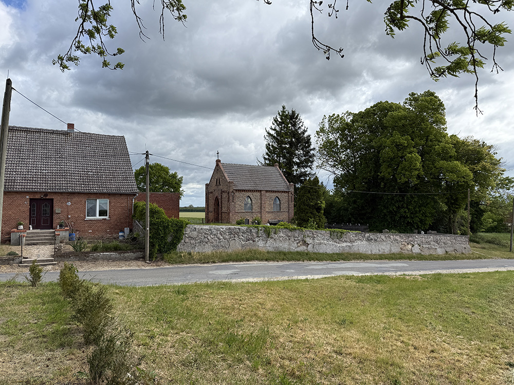 Abb. 3: Neogotische Backsteinkapelle in Basedow