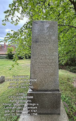 Abb. 8: Gedenkstein für die Familie von Arnim in Kröchlendorff mit Transkription der Inschriften aller vier Seiten des Steins.