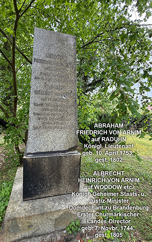 Abb. 9: Gedenkstein für die Familie von Arnim in Kröchlendorff mit Transkription der Inschriften aller vier Seiten des Steins.