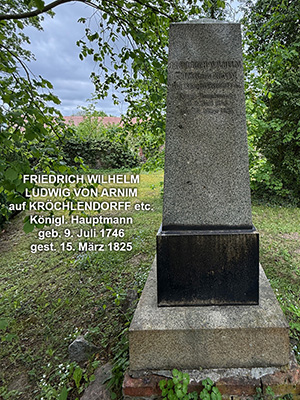 Abb. 10: Gedenkstein für die Familie von Arnim in Kröchlendorff mit Transkription der Inschriften aller vier Seiten des Steins.