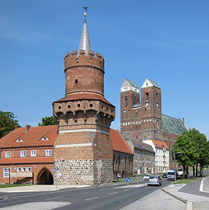 Abb. 2: Der Mitteltorturm mit der Kirche des Heilgeisthospitals und der Marienkirche.