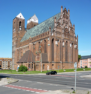 Abb. 10: St. Marien von Südosten aus mit seitlichem Blick auf den Ostgiebel.