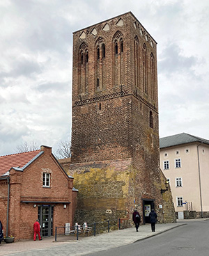 Abb. 4: Feldseite des Steintorturms