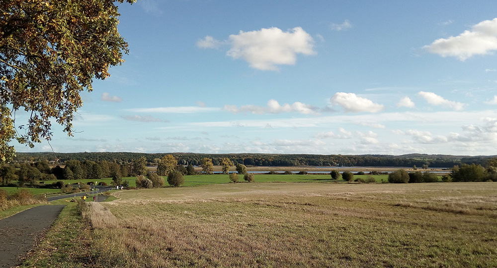 Abb. 4: Blick vom Werderberg bei Potzlow zur Klosterhalbinsel Seehausen, mittig links in der Kurve der Rastplatz 'Mittelpunkt der Uclermark'