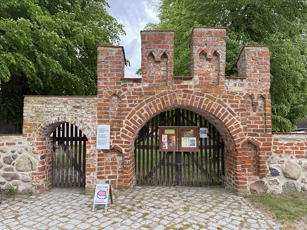 Abb. 3: Eingang zur Dorfkirche von Potzlow