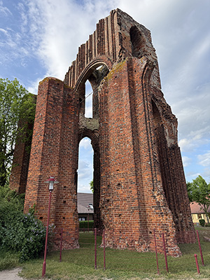 Abb. 3: Ruine der Kirche des Prämonstratenserstifts Gramzow