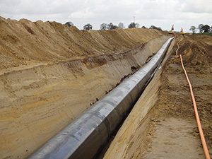 Abb. 2: Dominieren diesen Hang: Pararendzinen aus Karbonatlehm, im Untergrund geschichtet mit Staunässemerkmalen (als Erosionsbodenform), begleitet von einer Hangsenke mit weniger erodierten Parabraunerden aus Lehm über Karbonatlehm. In LE 10 und 11 zu erwarten.