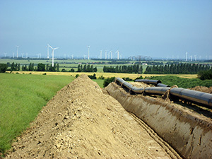 Abb. 3: Meist erodierte Parabraunerden variierender Tiefe im Grabenaufschluss bei Grünow, humoser Oberboden abgeschoben. In den LE 9-11 vorkommende Ausprägung der Bodendecke. (Aufnahme bei Grünow-Drense/OPAL-Baustelle 2010)