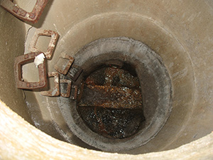 Abb. 1b: Blick in den Kontrollschacht einer unterirdischen Dränung