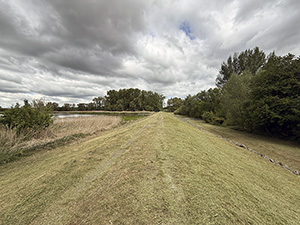 Abb. 5: Staudamm des Wasserspeichers bei Dedelow