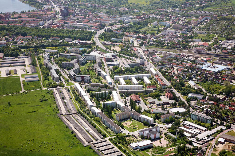 Abb. 6: Das Wohngebiet Igelpfuhl im Norden von Prenzlau bildete neben der Innenstadt und dem Bahnhofsviertel einen räumlichen Schwerpunkt des Stadtumbaus in der Kreisstadt. Ein Teil der DDR-Plattenbauten wurde in diesem Zusammenhang abgerissen, um den Wohnungsleerstand zu verringern.