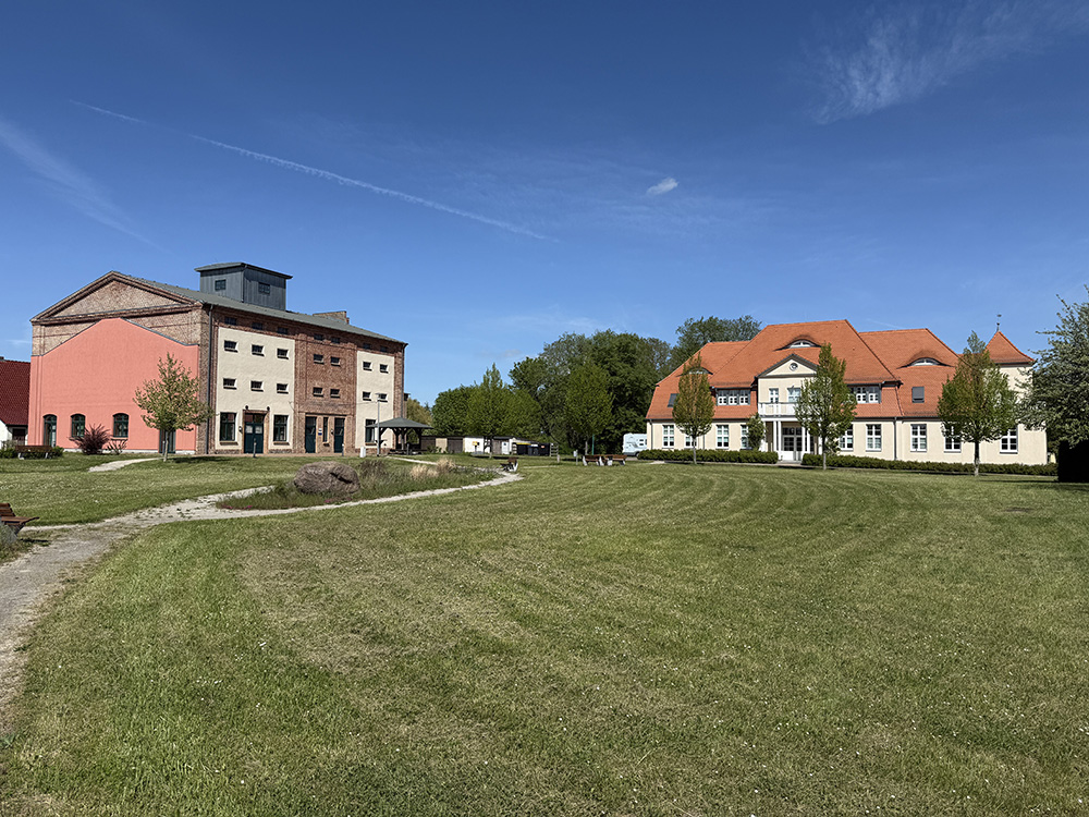 Abb. 5: Das ehemalige Gutshaus in Ludwigsburg ist heute ein evangelisches Seniorenzentrum und bietet seniorengerechtes Wohnen im ländlichen Raum