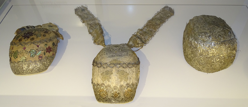 Abb. 4: Zu den Altbeständen aus der Vorkriegszeit in der Sammlung des Prenzlauer Museums gehören auch Hauben, die als typisch für die Tracht der hugenottischen Frauen in der Uckermark angesehen werden