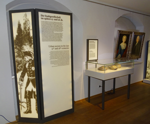 Abb. 3: Blick in die Dauerausstellung des Kulturhistorischen Museums im Dominikanerklosters Prenzlau, in der die friderizianische Zeit in der Uckermark gewürdigt wird, darunter auch die Bedeutung der Einwanderung der Hugenotten seit dem ausgehenden 17. Jahrhundert.