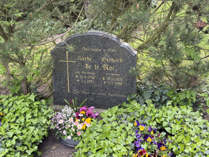 Abb. 10: Auf den Friedhöfen der Uckermark, wie hier in Bertikow, zeugen bis zum heutigen Tag die Inschriften vieler Grabsteine von der hugenottischen Herkunft der Bewohner der Dörfer und Städte.