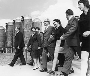 Abb. 4: Erich Honecker besuchte am 1. Juli 1972 die neu errichtete Milchviehanlage in Dedelow.