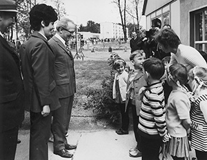 Abb. 5: Das Leben in den Dörfern der sozialistischen Planwirtschaft sollte schrittweise an das Leben in den Städten angeglichen werden. Deshalb entstanden auch auf dem Land Plattenbauten und moderne Schulen.