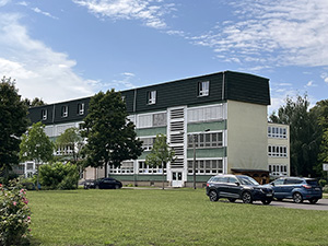 Abb. 3: Das ehemalige Schulgebäude in der Ortsmitte von Dedelow wird heute als Kita und Hort genutzt und bietet Räume für die Gemeindebibliothek und Vereine. Sie ist das letzte genutzte Gebäude der ehemaligen Ortsmitte des sozialistischen Musterdorfs.