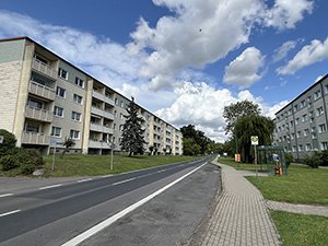 Abb. 2: Geschosswohnungsbauten in der Woldegker Straße in Dedelow. Blickrichtung O.