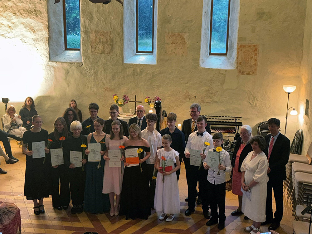 Abb. 3: Die Hauptpreisträger 2025 mit Mitgliedern der Jury und des Vorstandes der <br /> Carl Büchsel – Stiftung