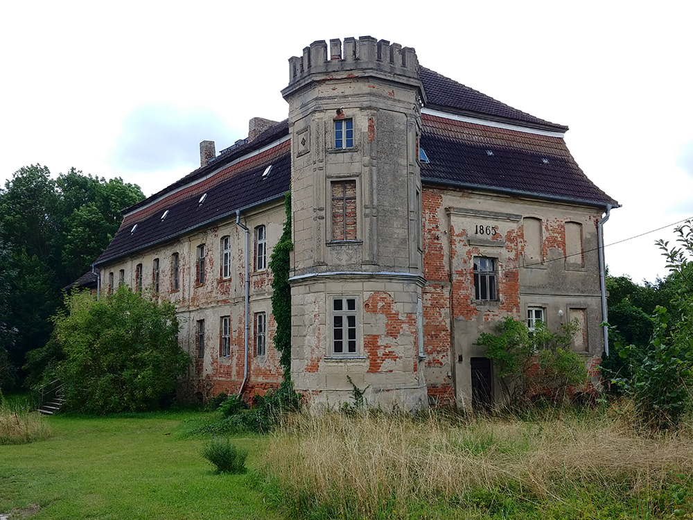 Abb. 1: Das Herrenhaus in Tornow ist noch nicht restauriert. Die Jahreszahl 1865 bezieht sich offenkundig auf eine neugotische Erweiterung des 1772 errichteten barocken Gebäudes.