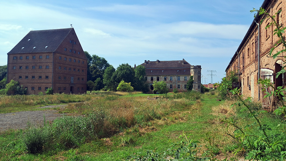 Abb. 2: Vom Gutshof in Tornow stehen heute noch Stallgebäude aus dem Jahre 1864 und später sowie ein Speicher aus dem Jahre 1932.