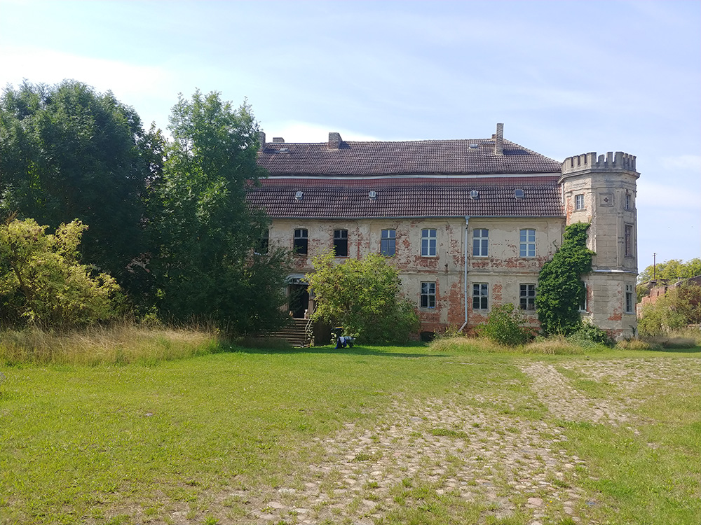 Abb. 5: Beim Blick auf den heutigen Zustand des Herrenhauses in Tornow erinnert man sich unwillkürlich an die Filmaufnahmen aus dem Jahre 1924, wie also der Zustand dieses Gutes auf dem Höhepunkt der Pferdezucht der Familie Schultz-Tornow gewesen ist.