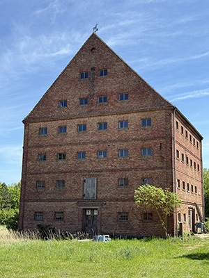 Abb. 4: Der geklinkerte Speicherbau von 1932, also aus der Zeit der Weltwirtschaftskrise, zeugt von der Prosperität dieses Gutes.