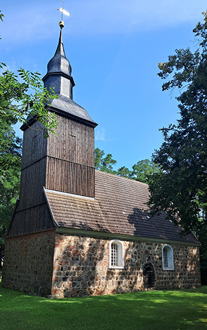 Abb. 3: Die nach dem Mauerfall restaurierte Tornower Kirche ist ein für die Uckermark typischer Feldsteinbau des 13. Jahrhunderts.