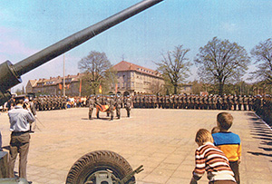 Abb. 5: Öffentliche Veranstaltung der Nationalen Volksarmee.