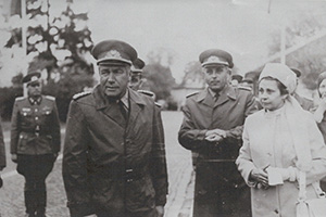 Abb. 4: DDR-Verteidigungsminister Heinz Hoffmann und Frau Grotewohl bei der Namensverleihung der „Otto-Grotewohl-Kaserne“ 1966.