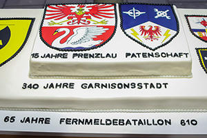 Abb. 7: Jubiläumstorte mit verschiedenen Traditionsbezügen