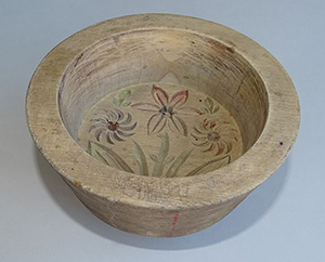 Abb. 5: Eine historische Butterform oder auch ein Buttermodel, die lange vor der Ära industrieller Verpackung dazu diente, Butter zu portionieren und ihr eine kompakte und ansehnliche Form zu geben.