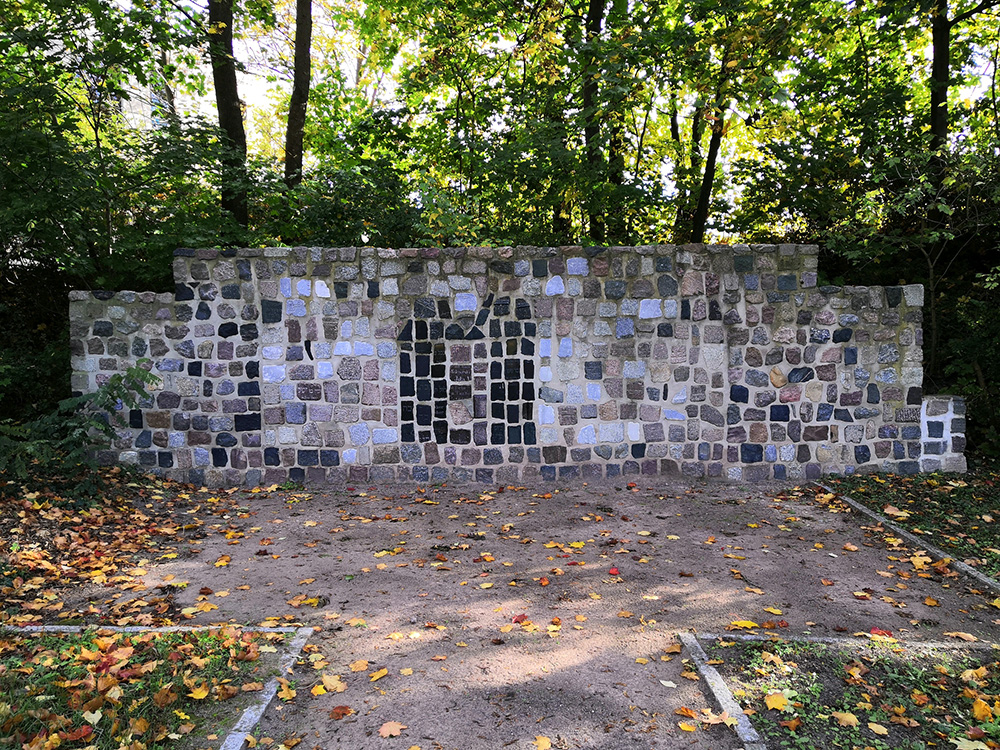 Abb. 4: Gedenkmauer nach einer Gestaltungsvorlage der Schülerinnen und Schüler des 9. Lyceum Stettin und des Städtischen Gymnasiums in Prenzlau im Jahr 2003, errichtet zur Einfriedung und Erinnerung an den alten jüdischen Friedhof im Stadtpark.