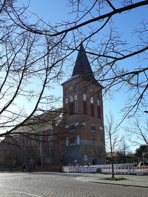 Abb. 2: Die Pasewalker Marienkirche. Am 27. November 1804 feierten hier Martin und Sophie Keibel ihre Goldene Hochzeit. In einem Brief Ihres Sohnes Benjamin Keibel heißt es: „Die herrliche große Kirche in Pasewalk war vollgepfropft voll Menschen aus allen Klassen, die Zeugen dieses Glückes sein wollten. Kinder und Kindeskinder empfingen sie an der Kirchentüre und begleiteten sie zum Altar. Am Altare schlossen wir einen Kreis um sie… Am rührendsten aber war der Auftritt, als sie eingesegnet wurden und als alle Enkel dabei auf den Knien Gott um Ihre Erhaltung anflehten…“