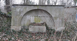 Abb. 3: Der alte Friedhof in Pasewalk: Die Reste des einst prächtigen Grabmals. In den Jahren 1989/ 90 trug es noch die Inschriften von Martin und Sophie Keibel.