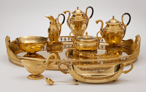 Abb. 7: Ein Zweig der Pasewalker Familie ging nach Berlin und verband sich mehrfach mit der Kaufmanns- und Architektenfamilie Knoblauch, ein anderer Zweig wurde in St. Petersburg ansässig und übte dort über drei Generationen bis 1917 das Amt des Hofjuweliers der Zaren aus. So stammt ein Teil des Württembergischen Kronschatzes aus der Werkstatt von Johann Wilhelm Keibel, dem Bruder Ludwigs. Das Teeservice kam durch Heirat einer russischen Großfürstin mit dem König von Württemberg nach Stuttgart. Vor einigen Jahren war in Berlin eine große Ausstellung „Unbekannte Schätze Russlands” zu sehen, die wertvollen Schmuckstücke und Juwelierarbeiten aus der Petersburger Keibelschen Werkstatt zeigte.