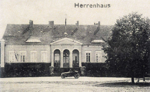 Abb. 82: Gutshaus Kleptow. Die Familie Hertz erwarb Kleptow im Jahre 1845. Sie baute Kleptow zu einem Musterbetrieb aus, der vor allem auf dem Gebiet der Schafzucht sehr bekannt wurde (Merinos). Sie wurde auf der Welt-Ausstellung in Paris mit einer Goldmedaille ausgezeichnet.