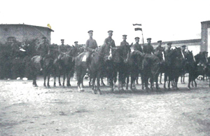 Abb. 89: Mitte der 1920er Jahre gründete Fritz Schultz den Tornower Reitverein. Hier ist er zu Gast auf dem Ludwigsburger Gutshof, im Hintergrund der Speicher mit Turmausblick